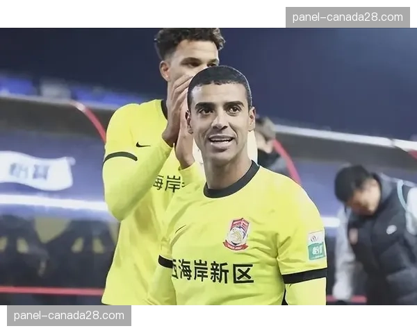 暖心一幕：对手球员受伤，双方球员主动将球踢出界外